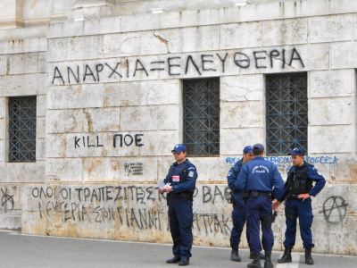 Des mots croisés bien compliqués pour nos amis policiers ! "Anarchie = liberté" (sur la bibliothèque nationale)