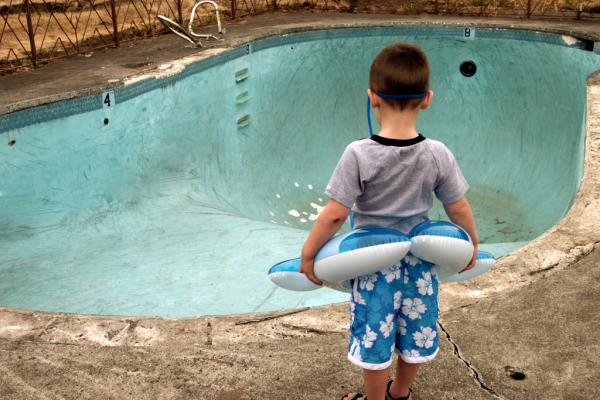 "Le petit Kévin attend ses parents au bord de la piscine... le petit Kévin..."