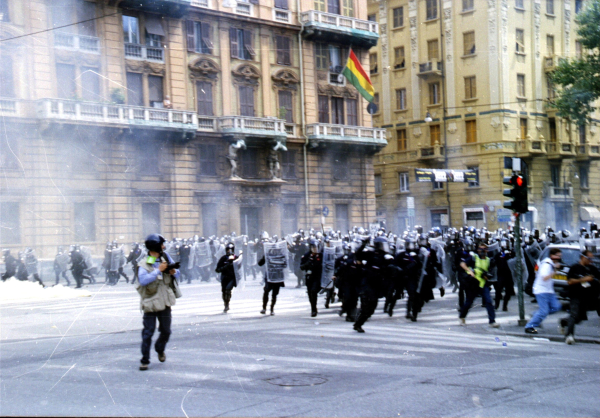 Dans les rues, c'est l'émeute. Les vieux, encore sous le choc de Mai 68, font des réserves de sucre et d'huile, et remplissent leurs baignoires de farine.