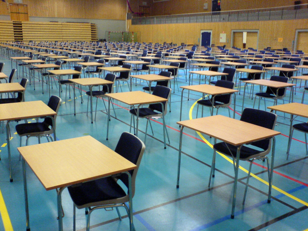 Quoi de plus agréable que de passer son bac dans un gymnase qui fleure bon la vieille chaussette, relent oublié des vestiaires à quelques mètres de toi ?